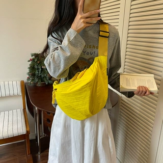 日系简约帆布斜挎包女大容量2026新款超轻便运动斜挎包尼龙饺子包