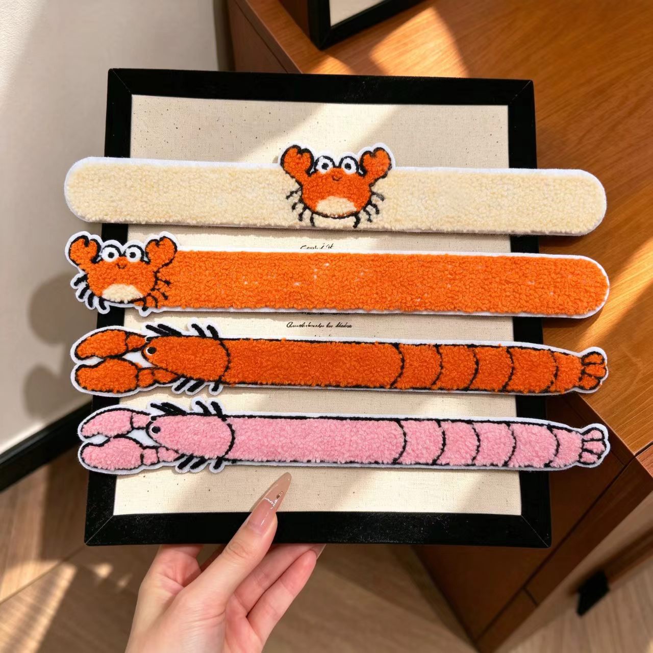 Cartoon shrimp and crab-themed long strip hair clips, crab and lobster magic tape hair accessories, for girls, used to hold back stray hairs while washing their face or applying makeup