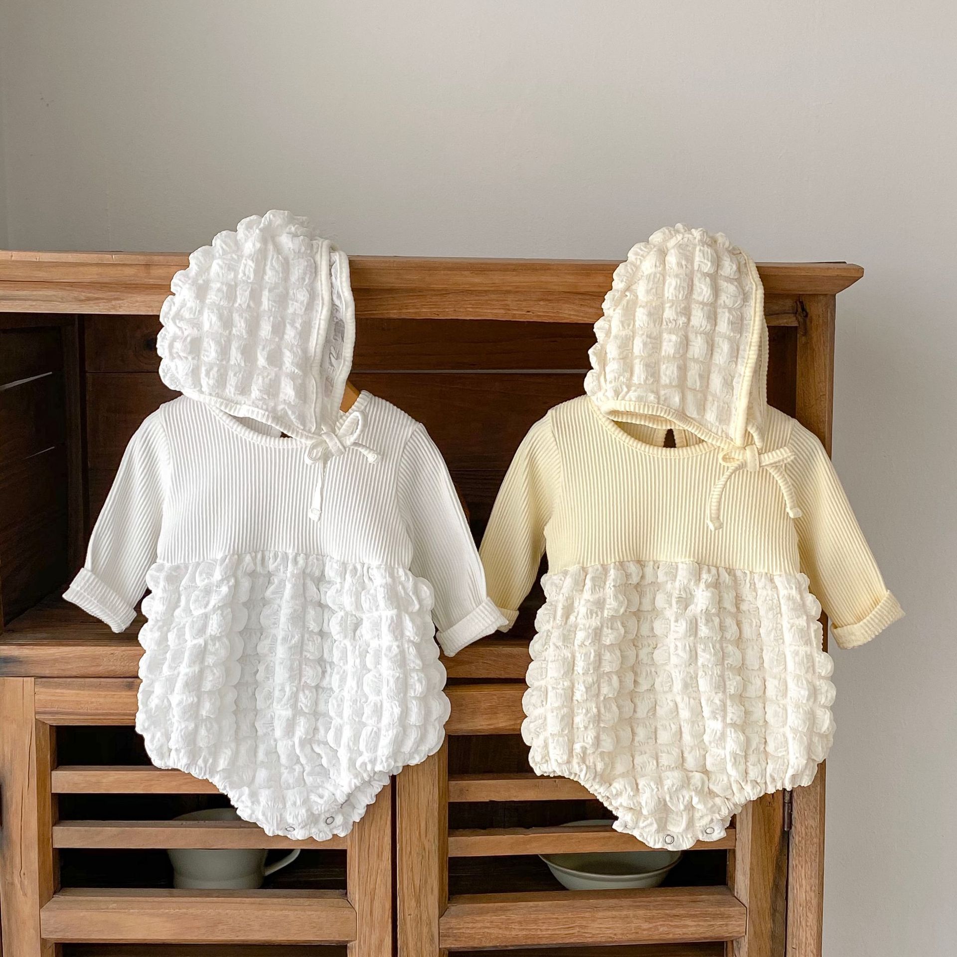 Tuta Ha Yi a maniche lunghe in garza a bolle per bambina autunno 2024, tuta da gattonare + set di 2 cappelli in regalo_voghion.com