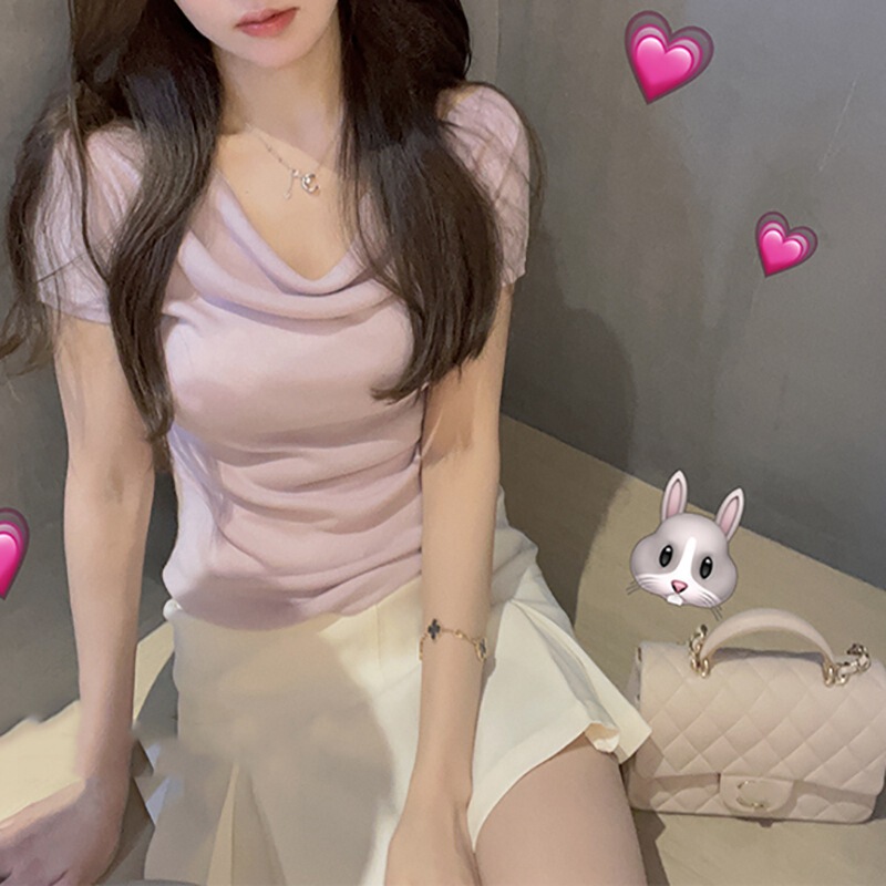 Focus on a Single Style: a Gentle and Elegant Solid Color Knit T-Shirt with a Unique Swing Collar Design for Commuting