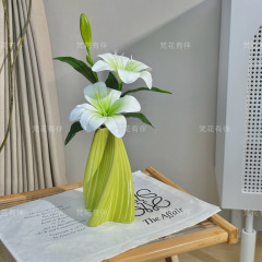 保湿の手触りのユリのシミュレーションの花は陶磁器の花瓶の食卓の高級なデスクトップの部屋の装飾の置物を持ちます。