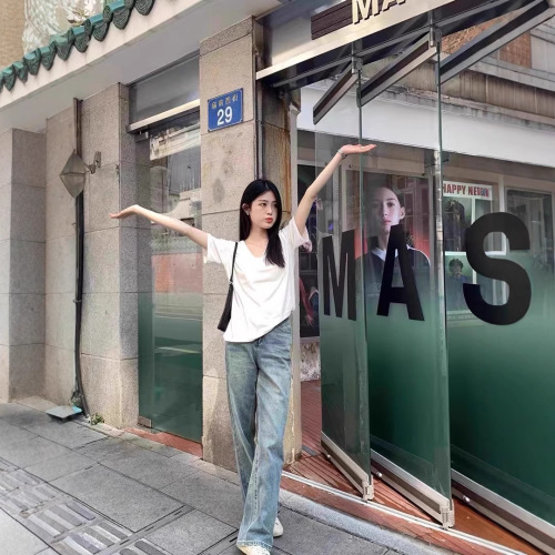 Solid color V-neck straight shoulder loose versatile slim short-sleeved women's new hot summer wear age-reducing casual T-shirt top