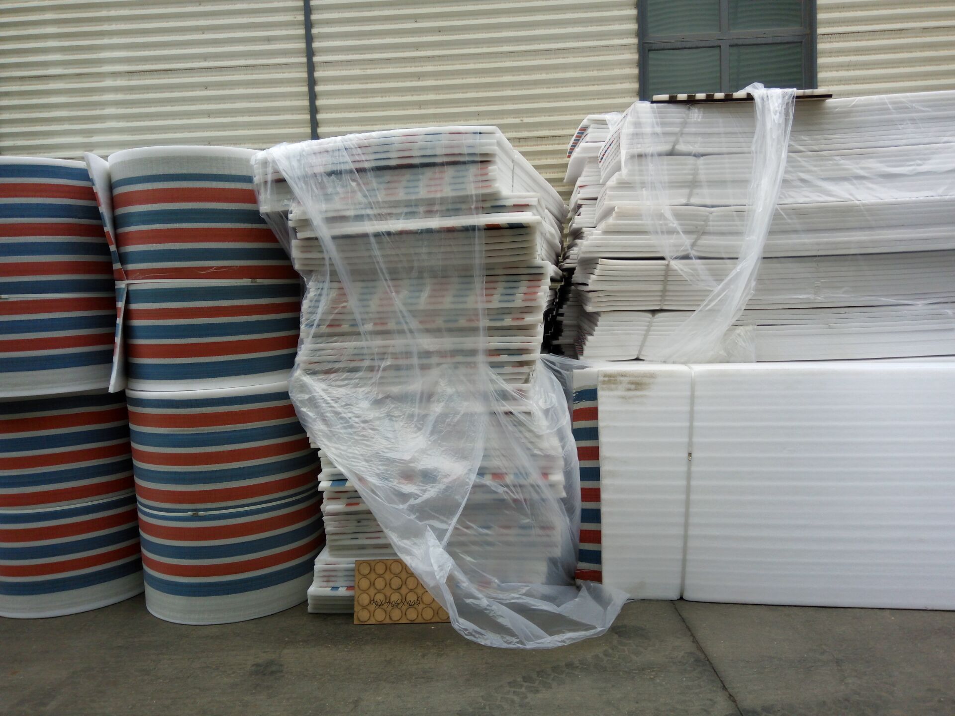 厂家供应白色珍珠棉复彩条布保温被海绵/混凝土保温被海绵