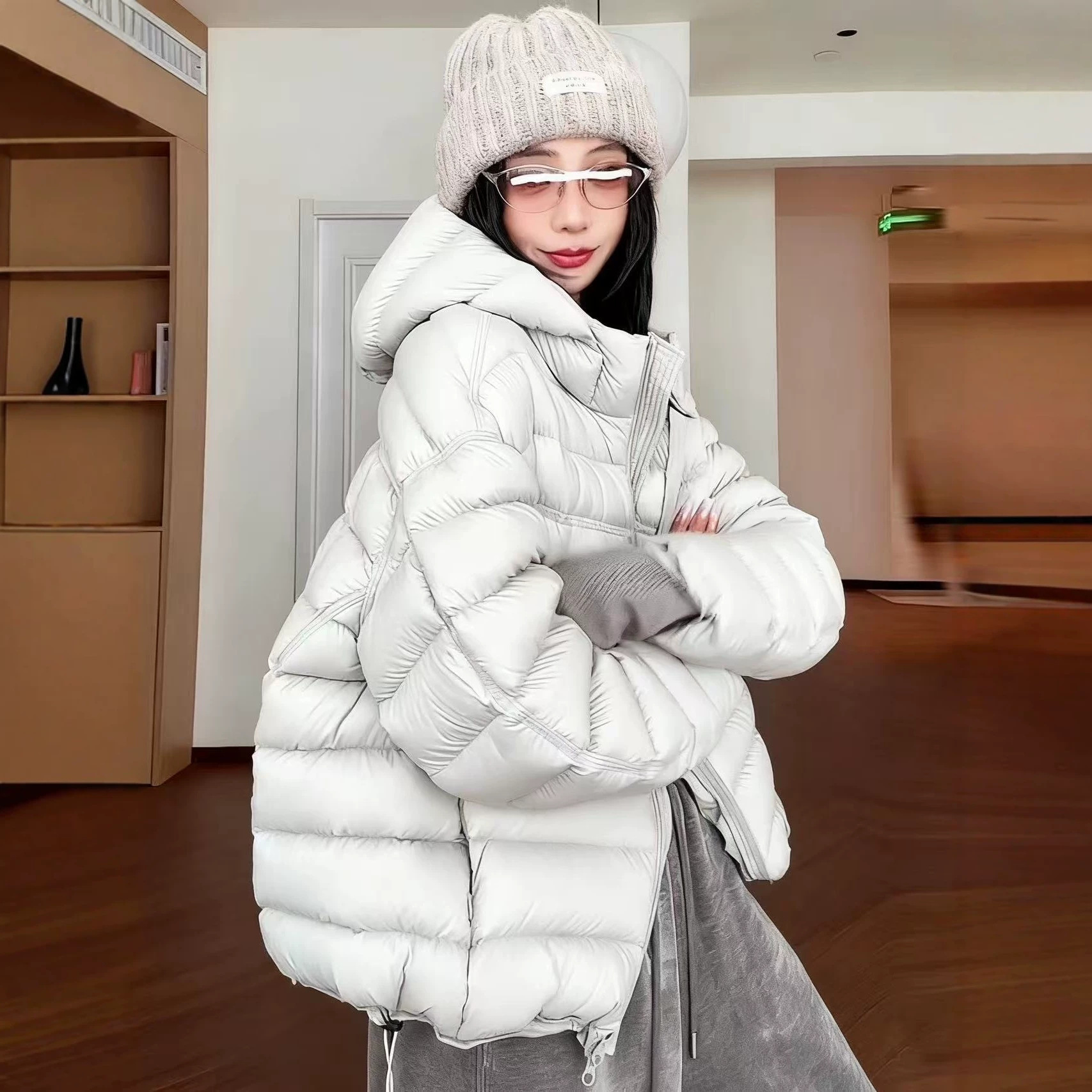 Women's short down jacket with ribbed hood, 2026 winter new style, loose fit, thickened, white duck down, warm outerwear for petite figures