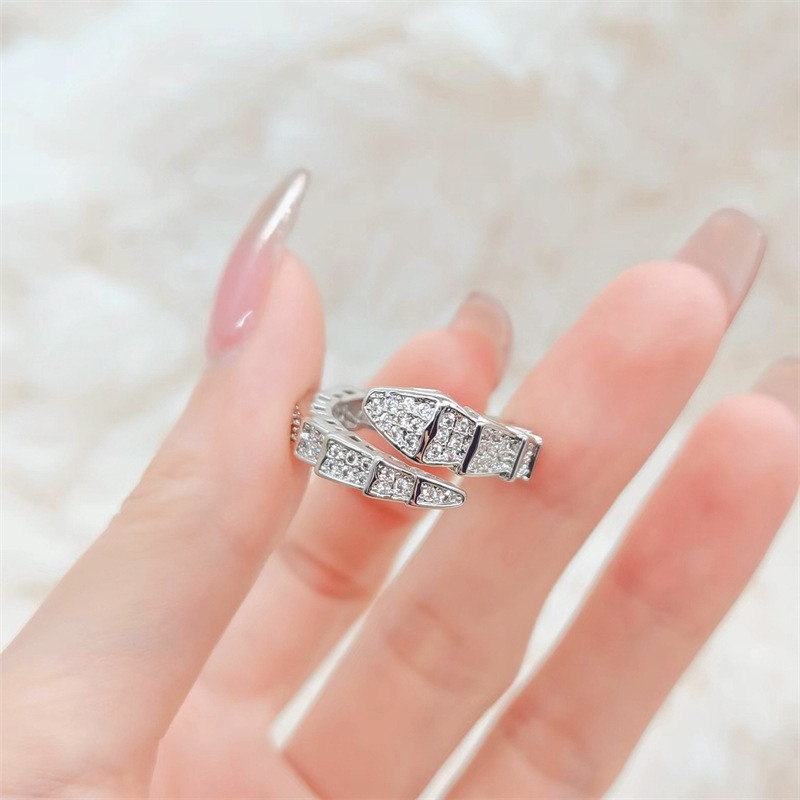 Anello serpente regolabile con design geometrico per donna_voghion.com