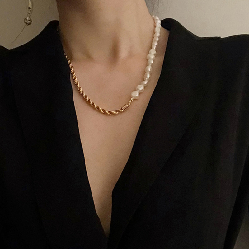 Retro Baroque Pearl Metal Necklace display picture 2