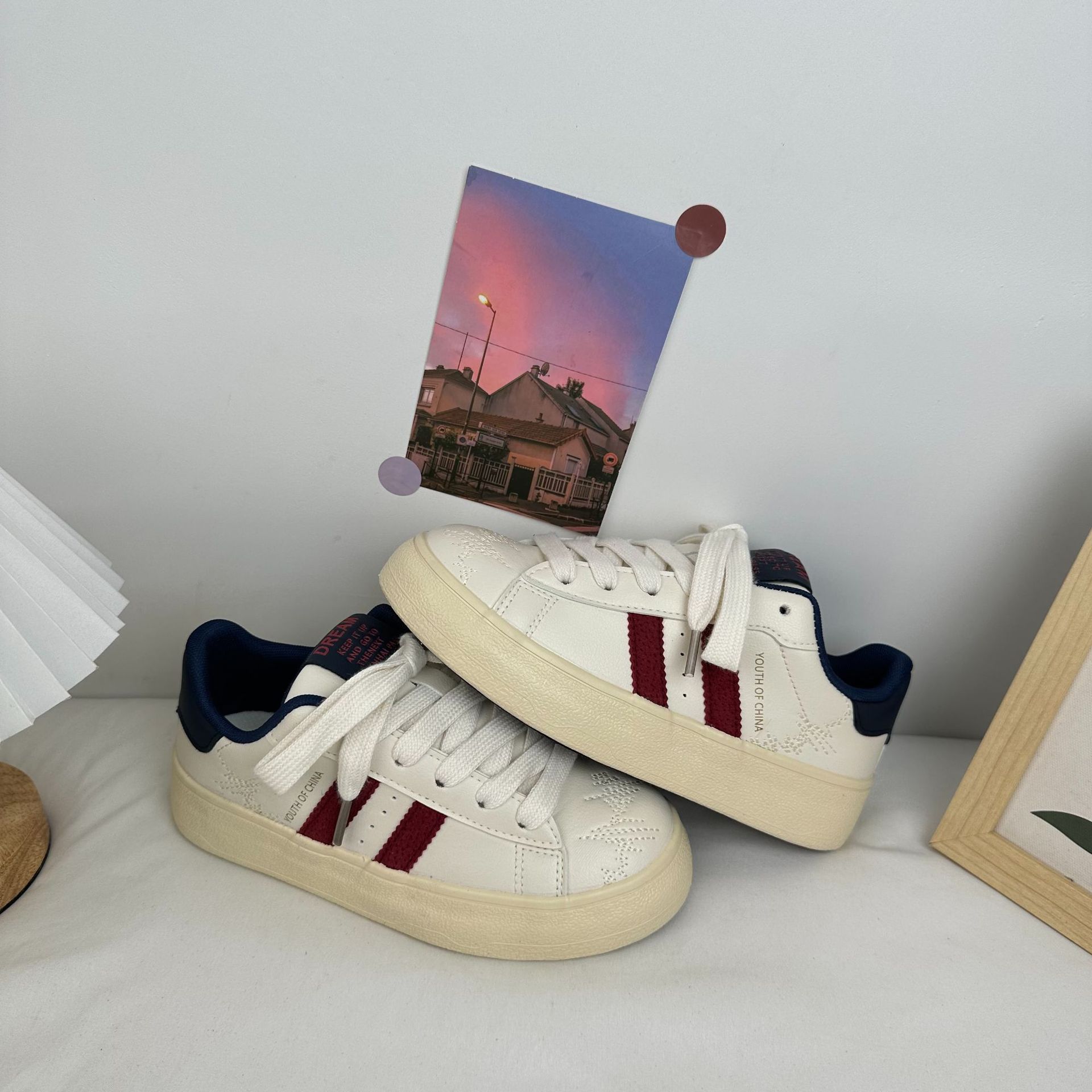 Yuanbo versión coreana de pequeños zapatos blancos zapatos de cuero para mujer zapatos de lona arco iris 2024 nuevos zapatos casuales de todo fósforo para el cabello