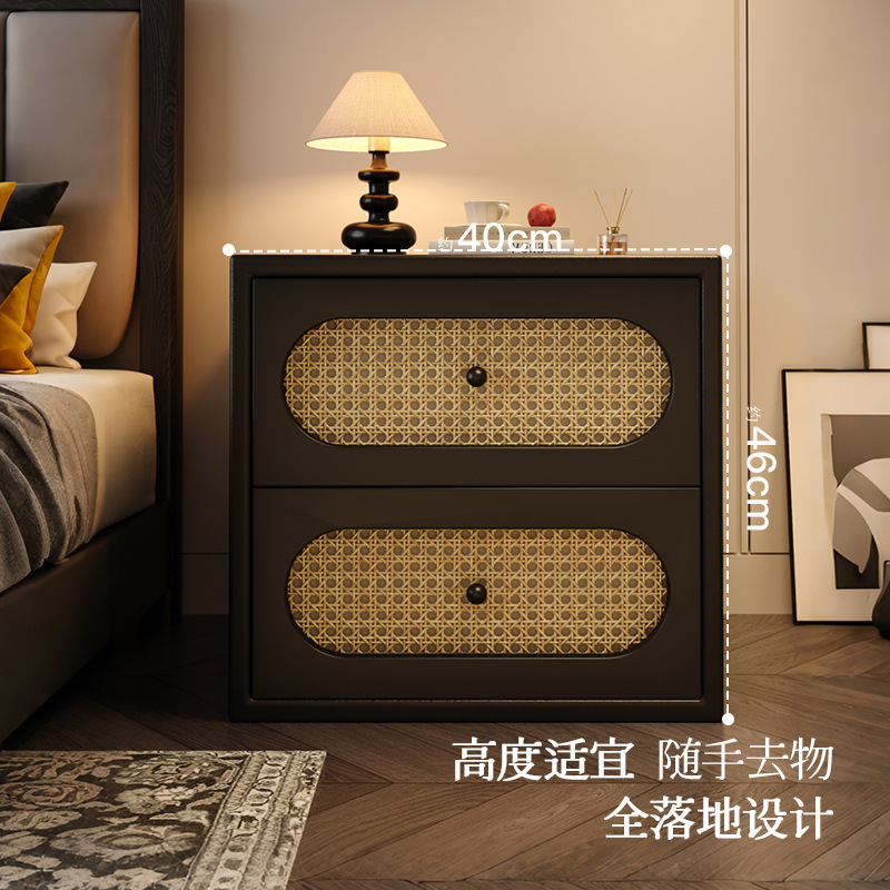Mesita de noche de ratán retro estilo antiguo dormitorio doméstico pequeño negro 2025 nuevo estilo de lujo ligero gabinete lateral de alta gama