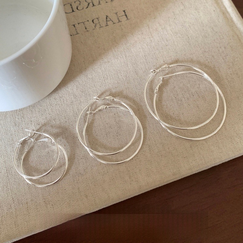 Minimalist ultra-thin large hoop earrings for women, unique design, versatile plain hoop earrings, suitable for daily wear and commuting, fashionable women's earrings