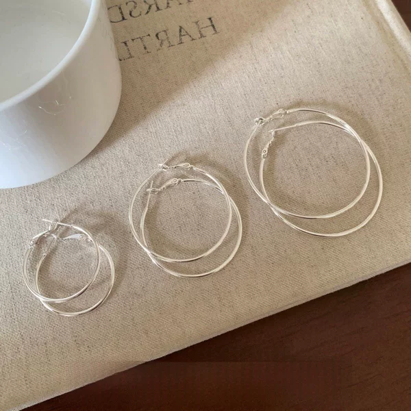Minimalist ultra-thin large hoop earrings for women, unique design, versatile plain hoop earrings, suitable for daily wear and commuting, fashionable women's earrings