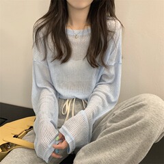 日焼け止めの長袖の薄いタイプの少女はシンプルでゆったりしているtシャツです。