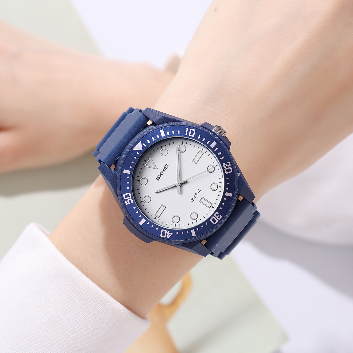 Momento de belleza para hombres y mujeres simple reloj de cuarzo 50 metros impermeable reloj de pulsera ligero para estudiantes relojes deportivos de ocio en stock al por mayor