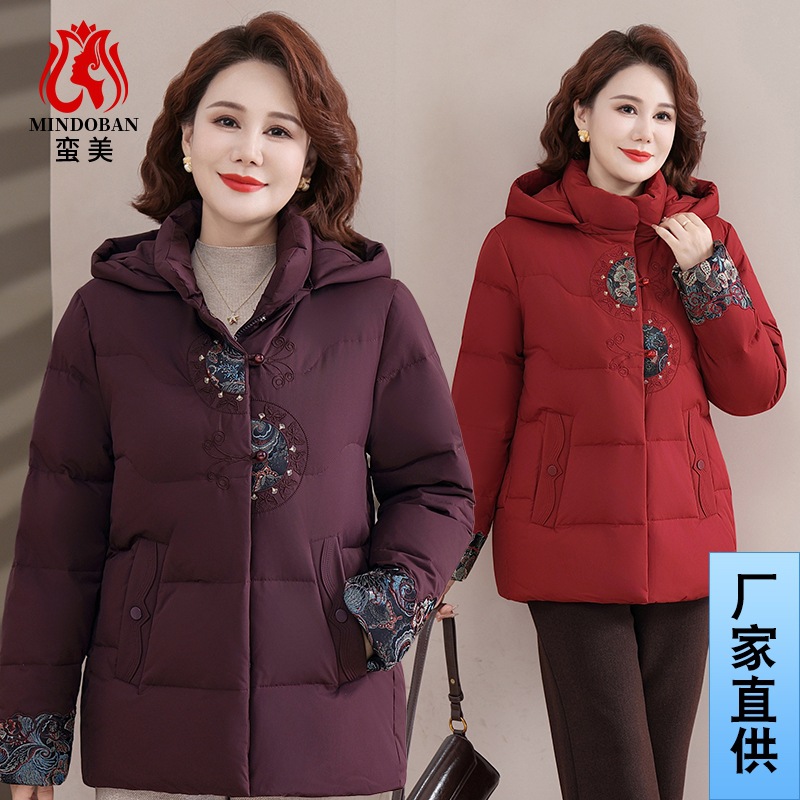 正品妈妈羽绒服女短款连帽刺绣中年小个子洋气保暖白鸭绒加厚外套