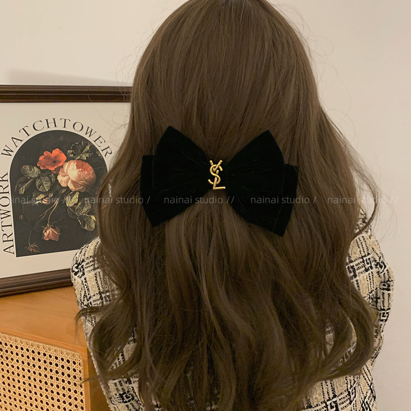 古いアルファベットのヘアピンを作ります。黒いベルベットの髪飾りはレトロです。|undefined