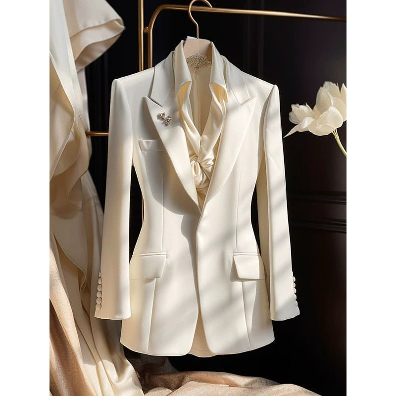 Small fitted white brace, classic suit jacket, Chanel style