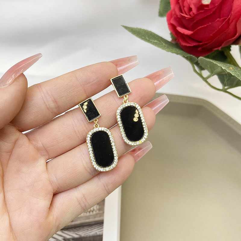 Vietnam Sha Jin moda elíptica micro-instalación de piedra de ojo de gato aleación de cobre de estilo europeo y americano joyas transfronterizas orejas no se desvanecen