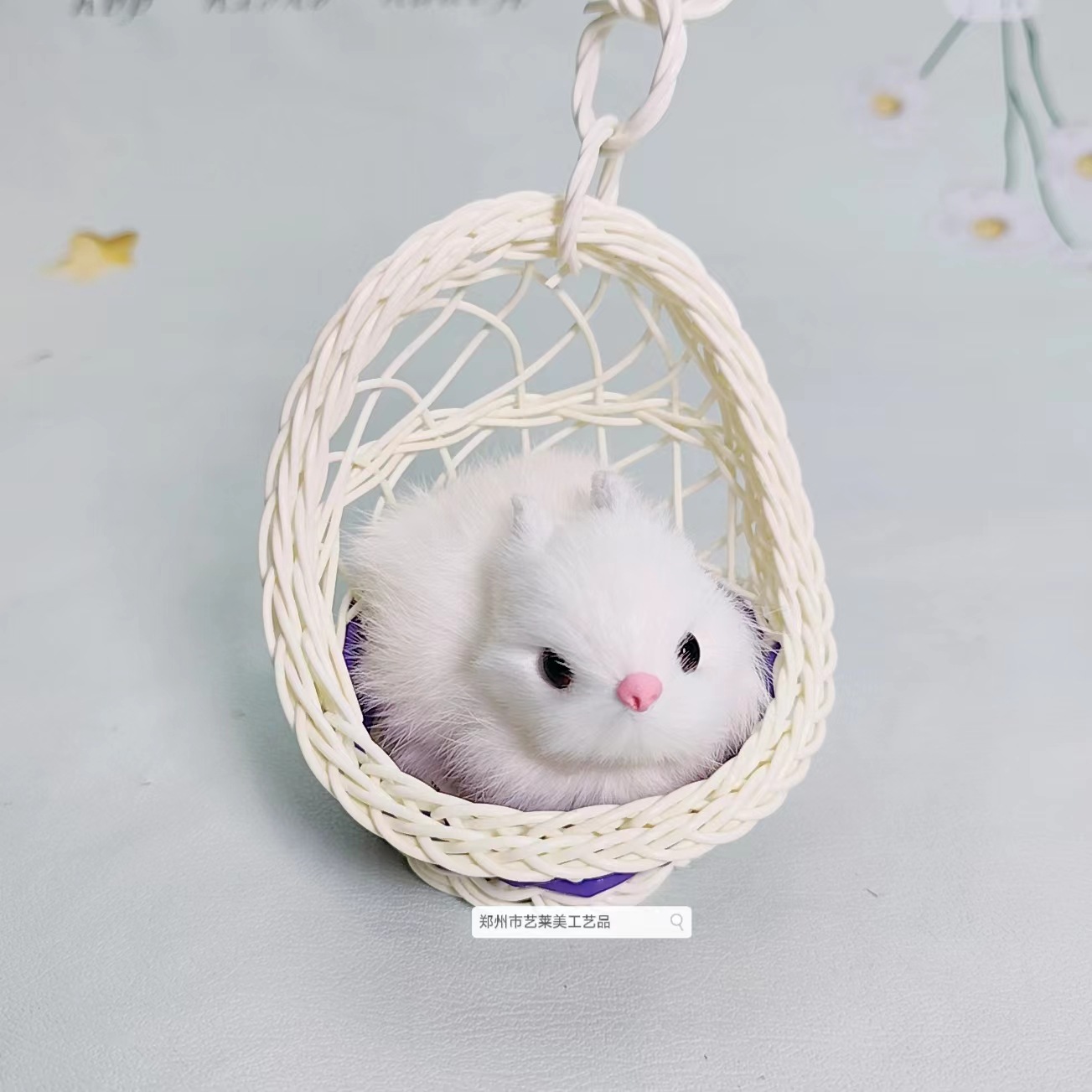 보라색 교수형 바구니 토끼