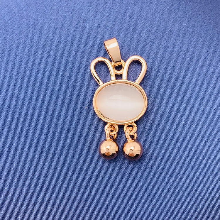 百種類のペンダントは心のままにファッションの経典を配合します。カップルの美しいペンダントは親友のアクセサリーを送ります。