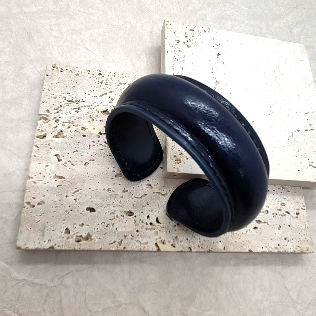 革の極めてシンプルなオープンブレスレット