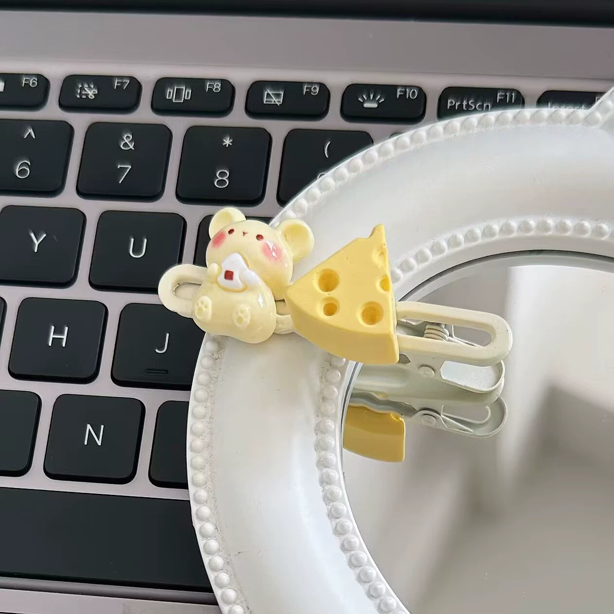Cartoon cute yellow hairgrip, fresh bangs