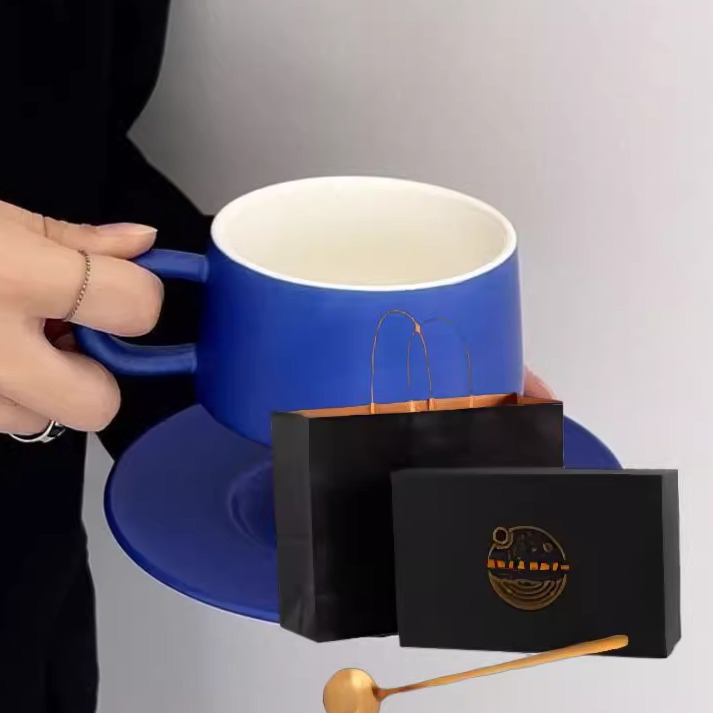 Klein taza de café azul de alta calidad exquisita taza y plato conjunto de tazas caseras tazas de estilo japonés de estilo de mano para mujeres ins