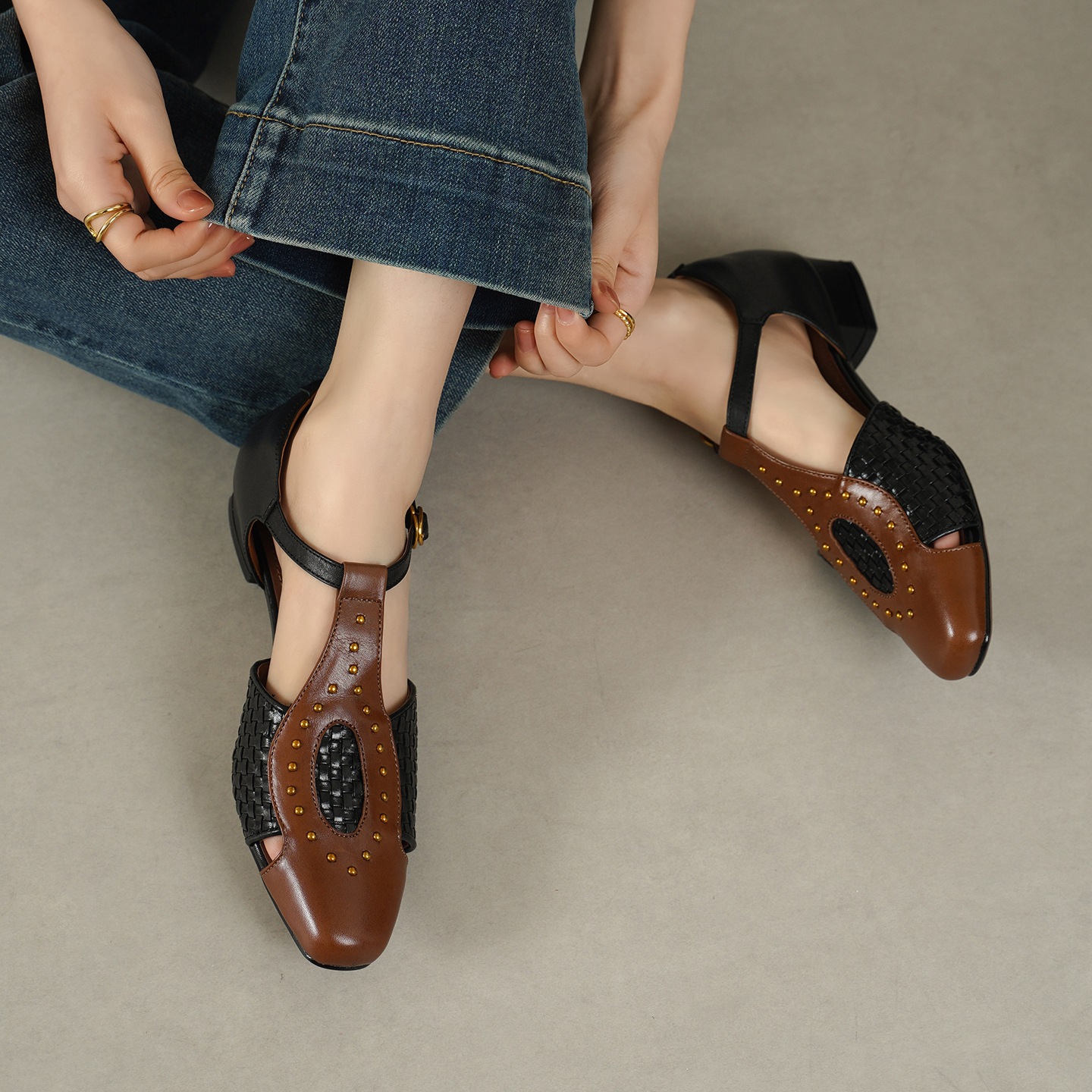 Sandal nữ mũi nhọn gót thấp da bò đinh tán phong cách La Mã — đen