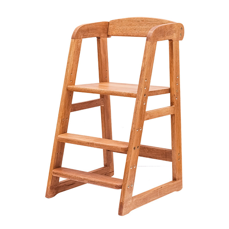 큰 호두나무색 아기 의자 – 올해 꼭 사야 할 아이템