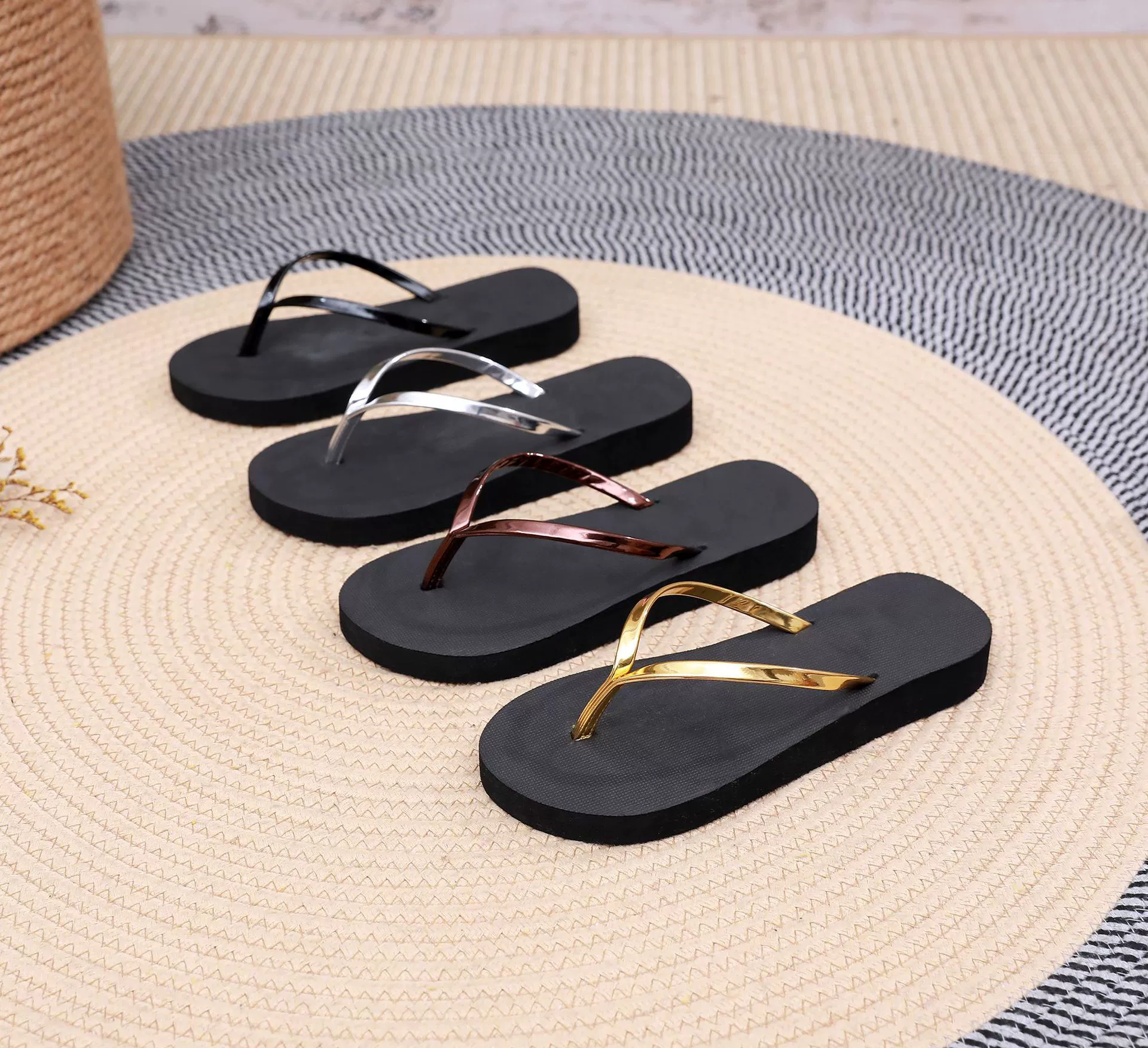 Летние новые шлепанцы на танкетке с перекрестным зеркалом и тонким ремешком, женская модная простая пляжная обувь, Нескользящие сандалии, уличные тапочки