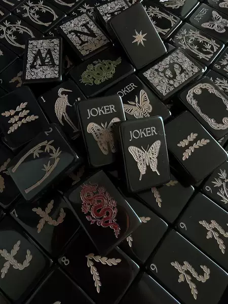 American-style English number mahjong tiles, black alloy engraved creative design, cross-border hand-cranked mahjong for home gatherings