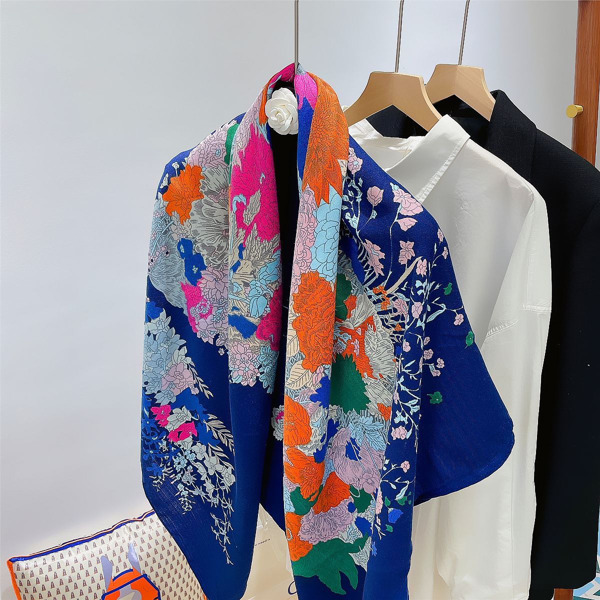 Women's Fashion Flower Imitation Cashmere Printing Shawls display picture 5