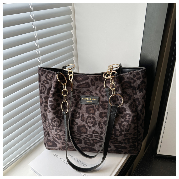 A new velvet leopard print single-shoulder bag and hand-held tote bag for women's casual commuting in autumn and winter 2024 undefined