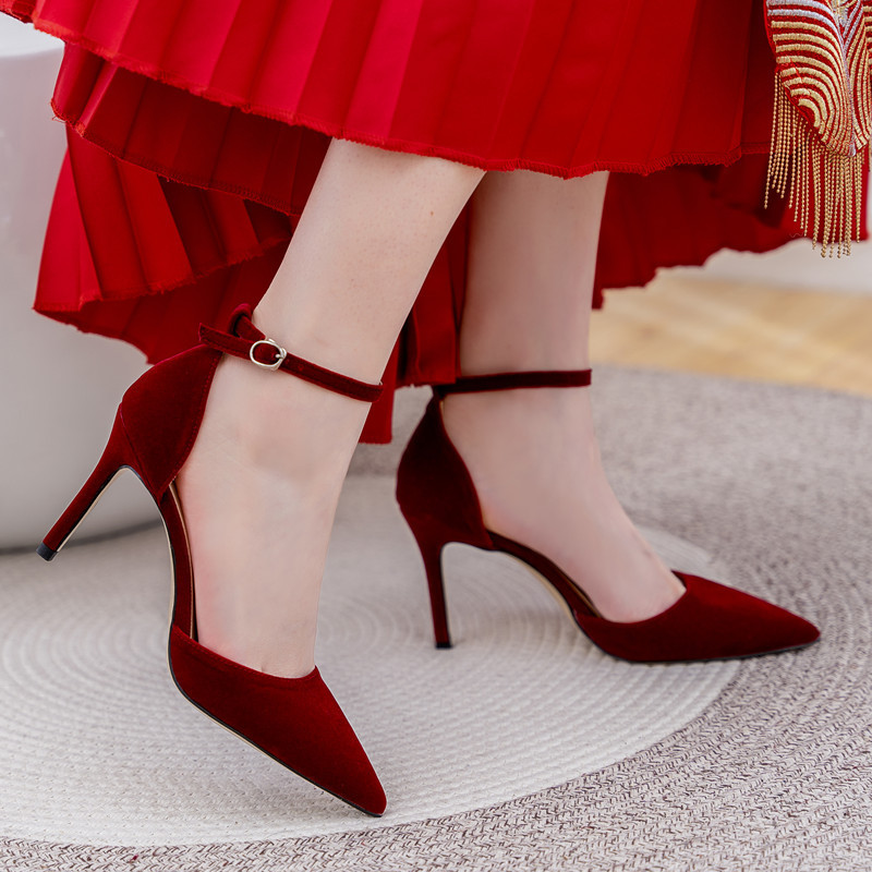 Wine red wedding shoes 2023 new gold velvet one-word buckle Chinese style Xiuhe bridal shoes pointed hollow single-layer shoes