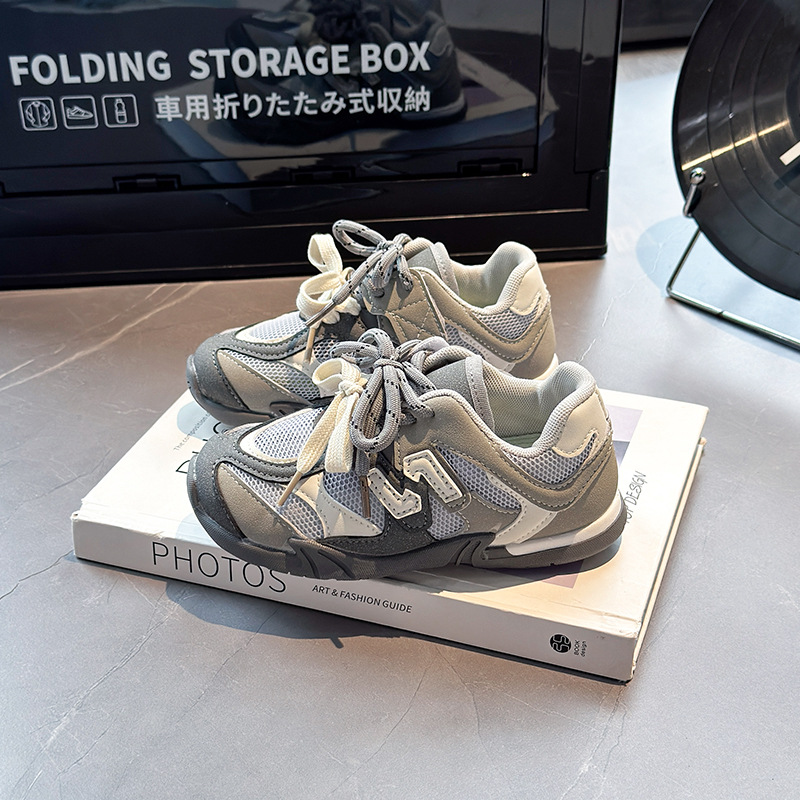 Zapatos deportivos de color para niños 2025 otoño nuevo estilo coreano de zapatos de entrenamiento de estilo antideslizante suave zapatos de carrera transpirables