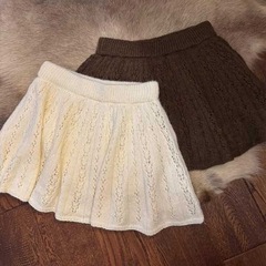 優しい風の短い透かし彫りのニットのスカートの女性の秋冬の新型の甘くて辛いです。