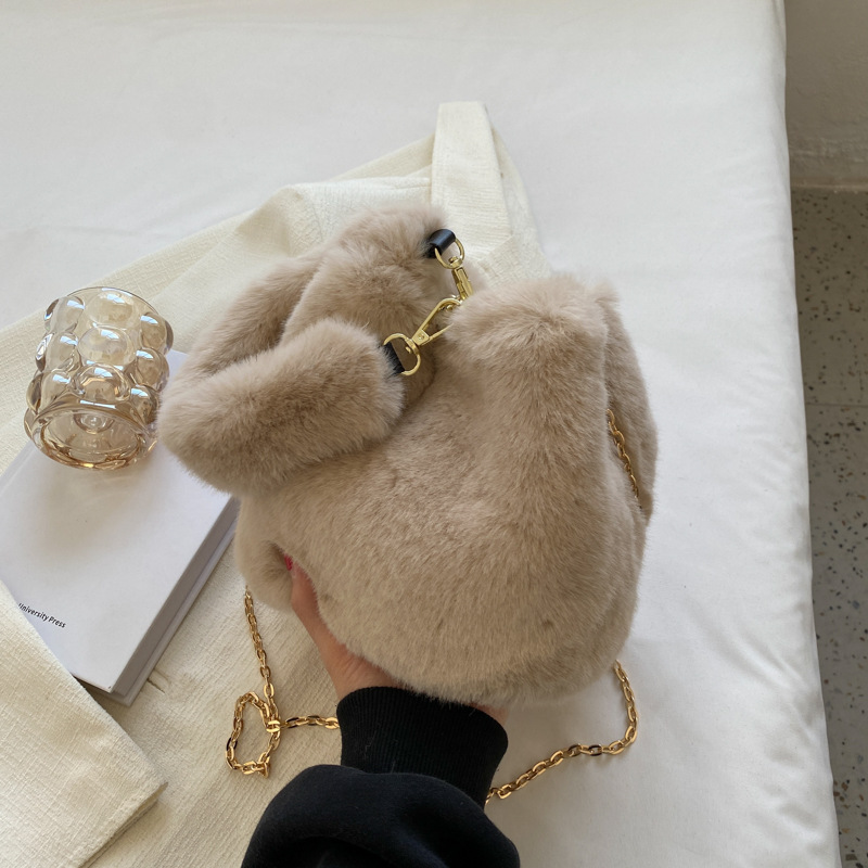 Bolso de peluche de mujeres otoño y invierno 2025 nuevo lindo bolso de cubo de mano bolso de lana de moda simple cadena mochila