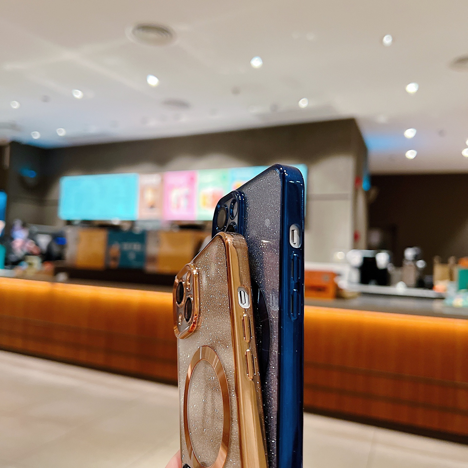 TechGlobe TechGlobe Custodia morbida glitterata con ricarica wireless magnetica per iPhone 17 Pro Max 16_voghion.com