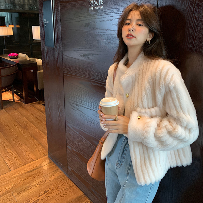 2026 Autumn and Winter New Style Stand Collar Shearling Coat for Women, Short Shearling Fur Coat