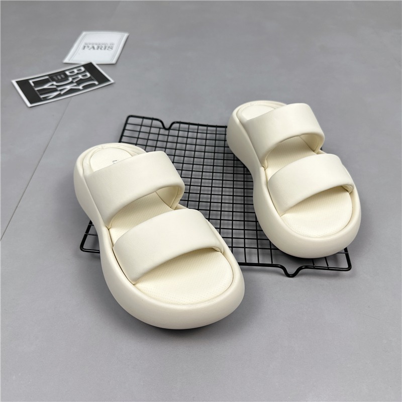 Tykksålede skinnsandaler og tøfler for kvinner 2023 sommer ny mote ett-ords all-match myk bunn casual sklisikre yttertøysandaler_voghion.com