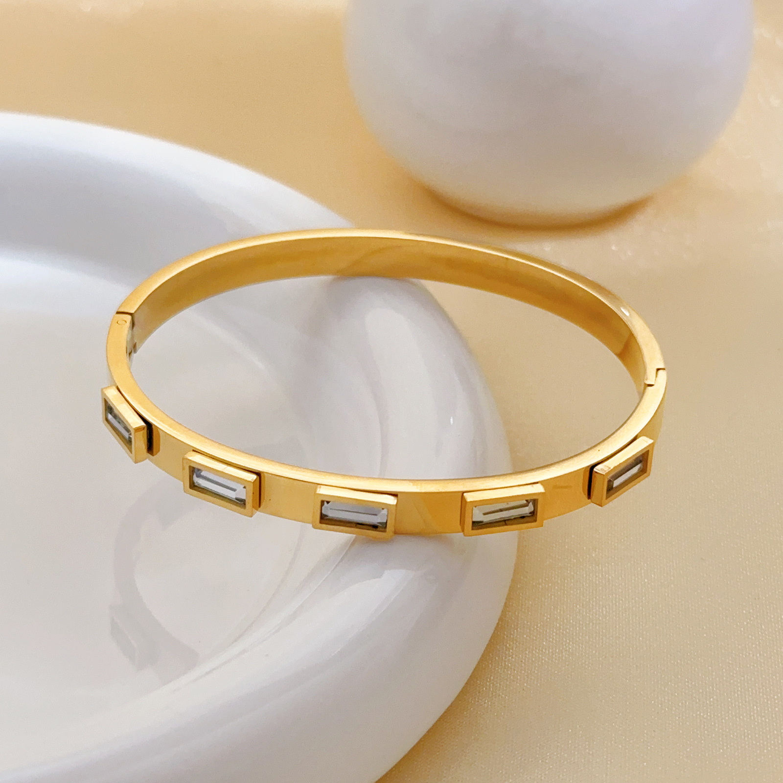 Europa y los Estados Unidos de titanio acero pulsera de oro de alta sensación de acero inoxidable pulsera de diamante para mujeres no se desvanece lujo ligero de alta sensación de nuevo estilo joyas