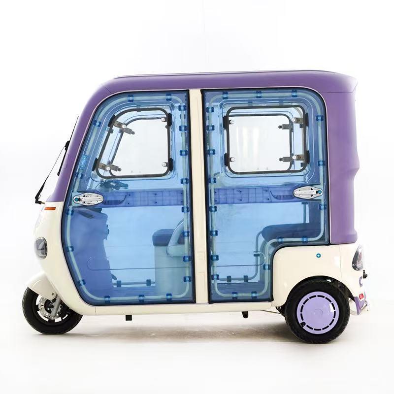Triciclo eléctrico con puerta