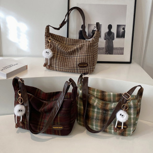 Retro high-grade plaid woolen bag women's large capacity 2023 autumn and winter fashion all-match commuter crossbody shoulder bag