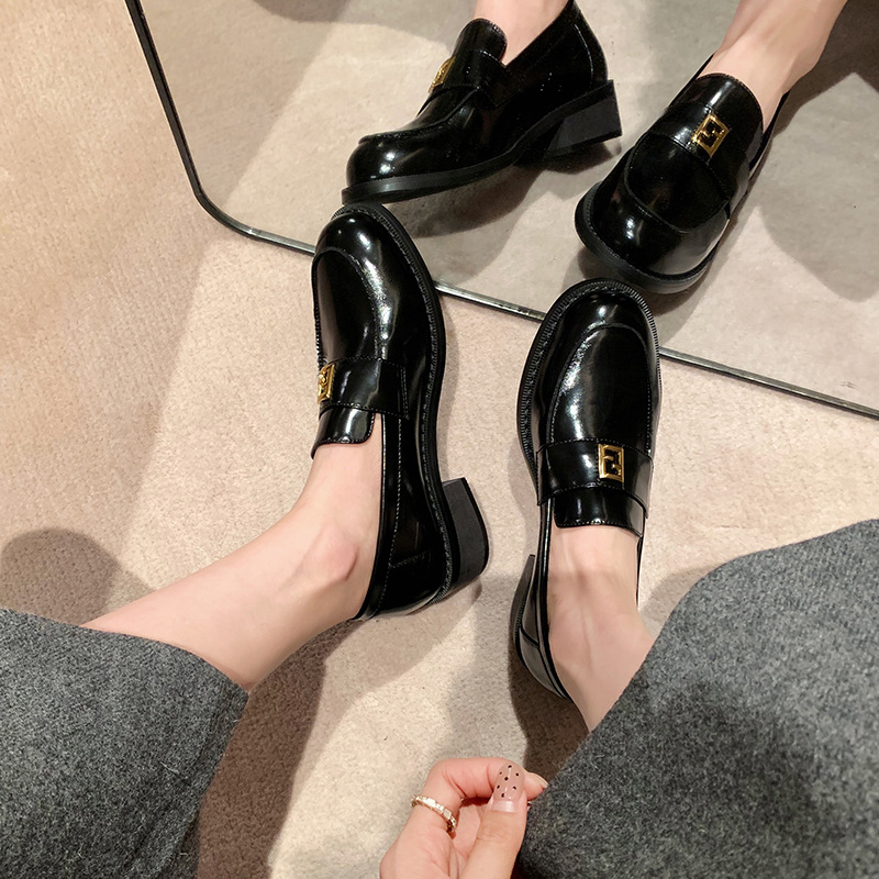 Grape Mom primavera nuevo estilo dorado pequeño botón cuadrado estilo británico cabeza redonda salvaje tacón grueso Lefu zapatos de cuero pequeño mujer