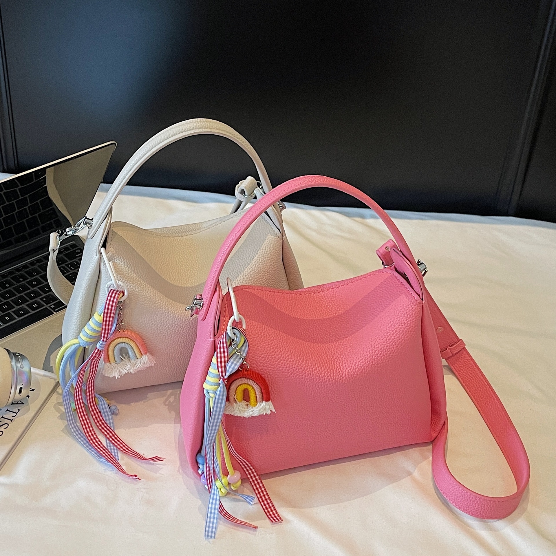 Bolso pequeño de mano para mujer 2025 nuevo bolso de mensajero de hombro de moda de lujo ligero bolso de caja de almuerzo de alta gama de nicho bolso de cubo