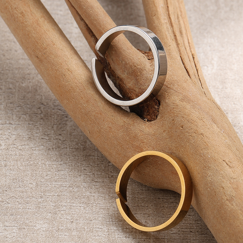 Anelli delicati impilabili bicolore, set di stratificazione in metallo misto di tendenza, fasce sottili minimaliste in oro e argento, simboli di stelle iniziali incisi, impilabili da 3 a 5 pezzi, moda_voghion.com