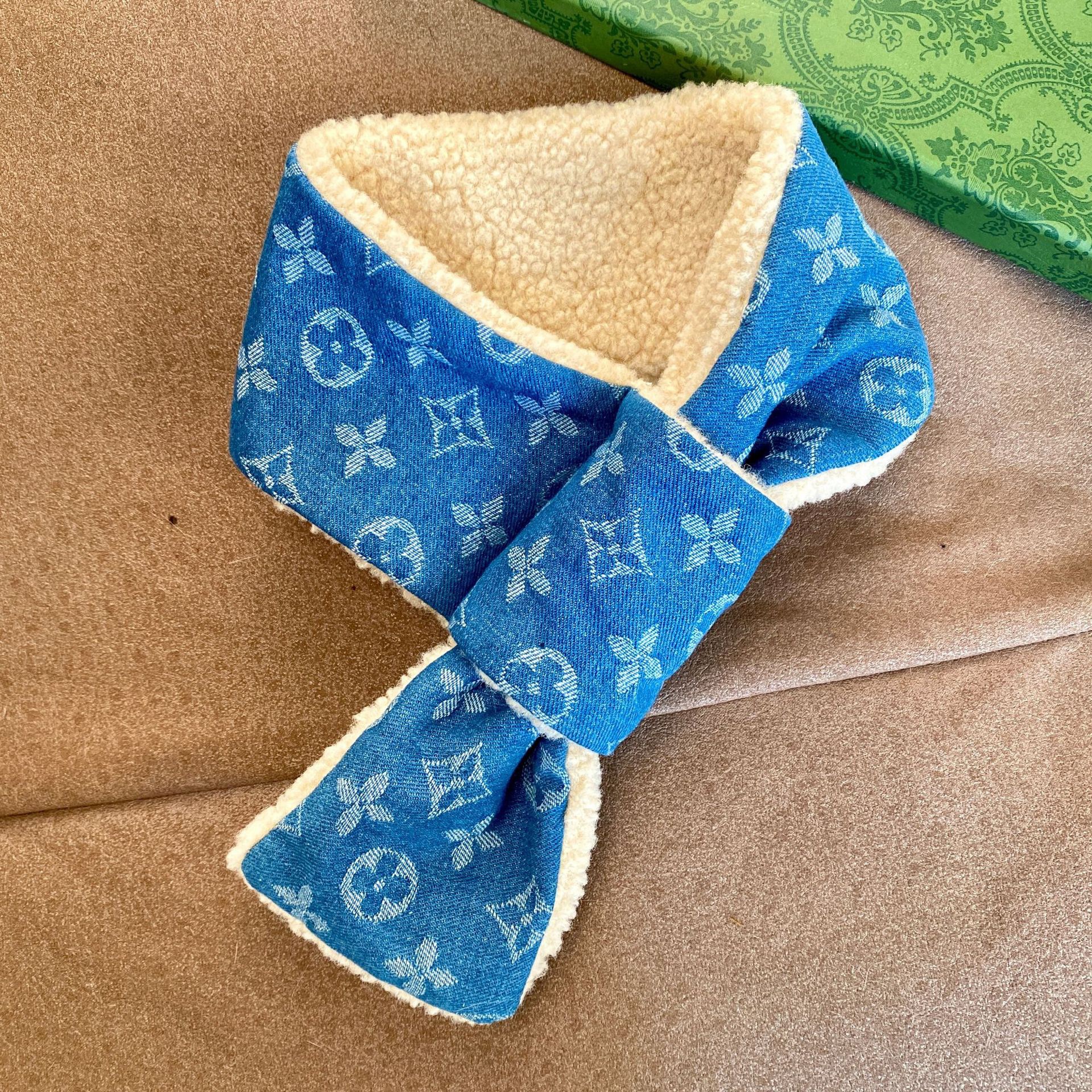 Bufandas de mascotas cálidas de invierno marca de moda de cordero de dos colores vaqueros perros grandes accesorios perros perros cachorros buñuelos Schenerite