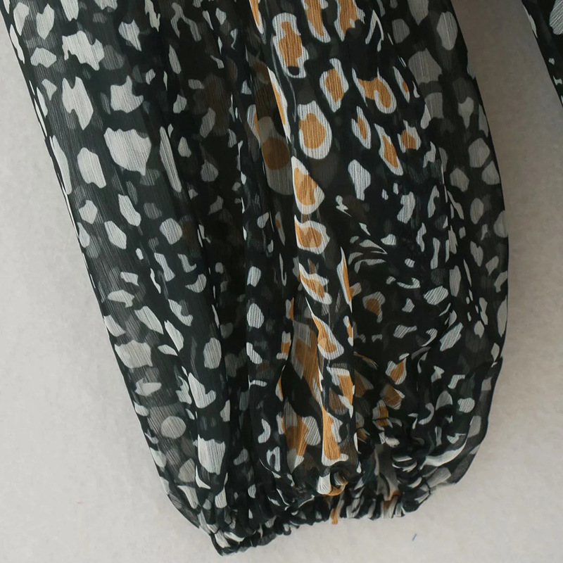 Vestido de gasa de manga larga con cuello de pico y estampado de leopardo NSGE35092