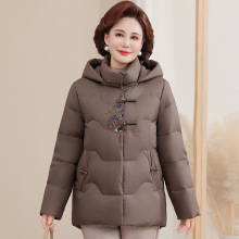 高端正品妈妈羽绒服轻奢大牌刺绣国风中老年洋气加厚保暖短款女装