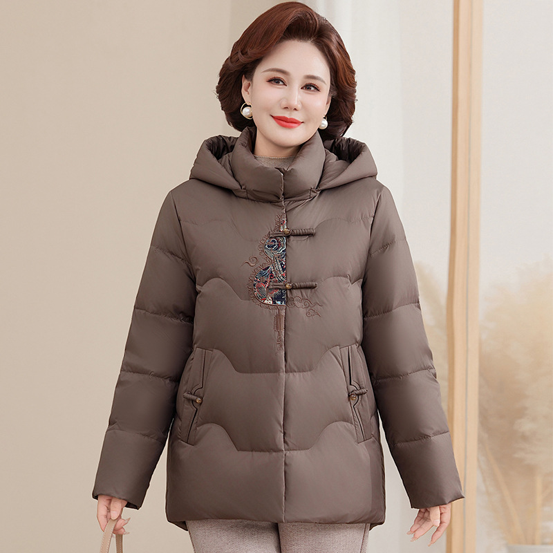 高端正品妈妈羽绒服轻奢大牌刺绣国风中老年洋气加厚保暖短款女装