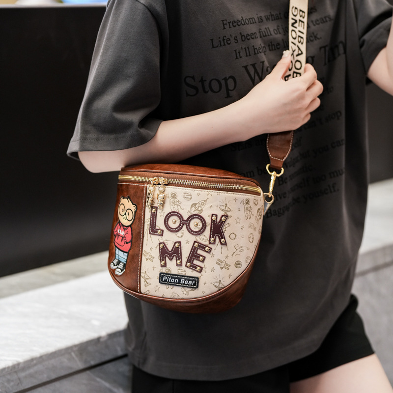 2026 nuevo nicho de diseño sensación de oso bolso de color contraste bolso de teléfono móvil ancho cinturón de hombro bolso de hombro de hombro bolso de silla de mujer