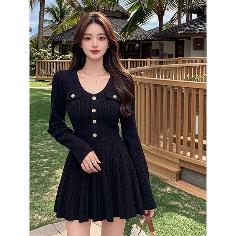 Korean Balmain Knitted Dress for Petite Figures, Hepburn-Style Little Black Dress with a Pleated Short Skirt and Sweater Underneath for Spring